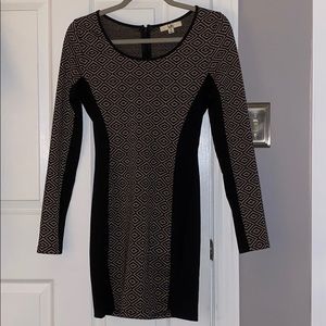 mini dress, with scoop neck and triangle pattern